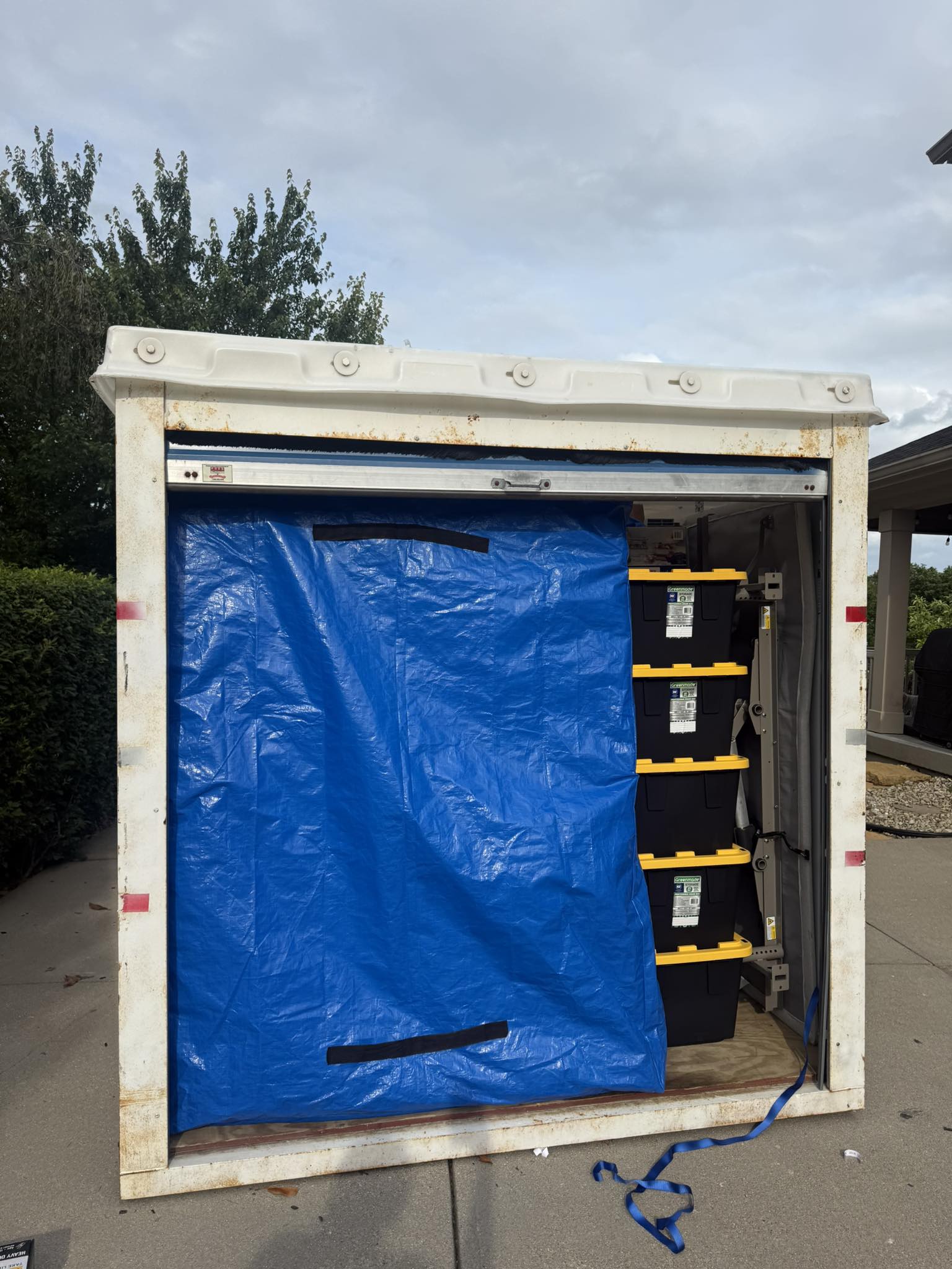 Containers · We load & unload.
